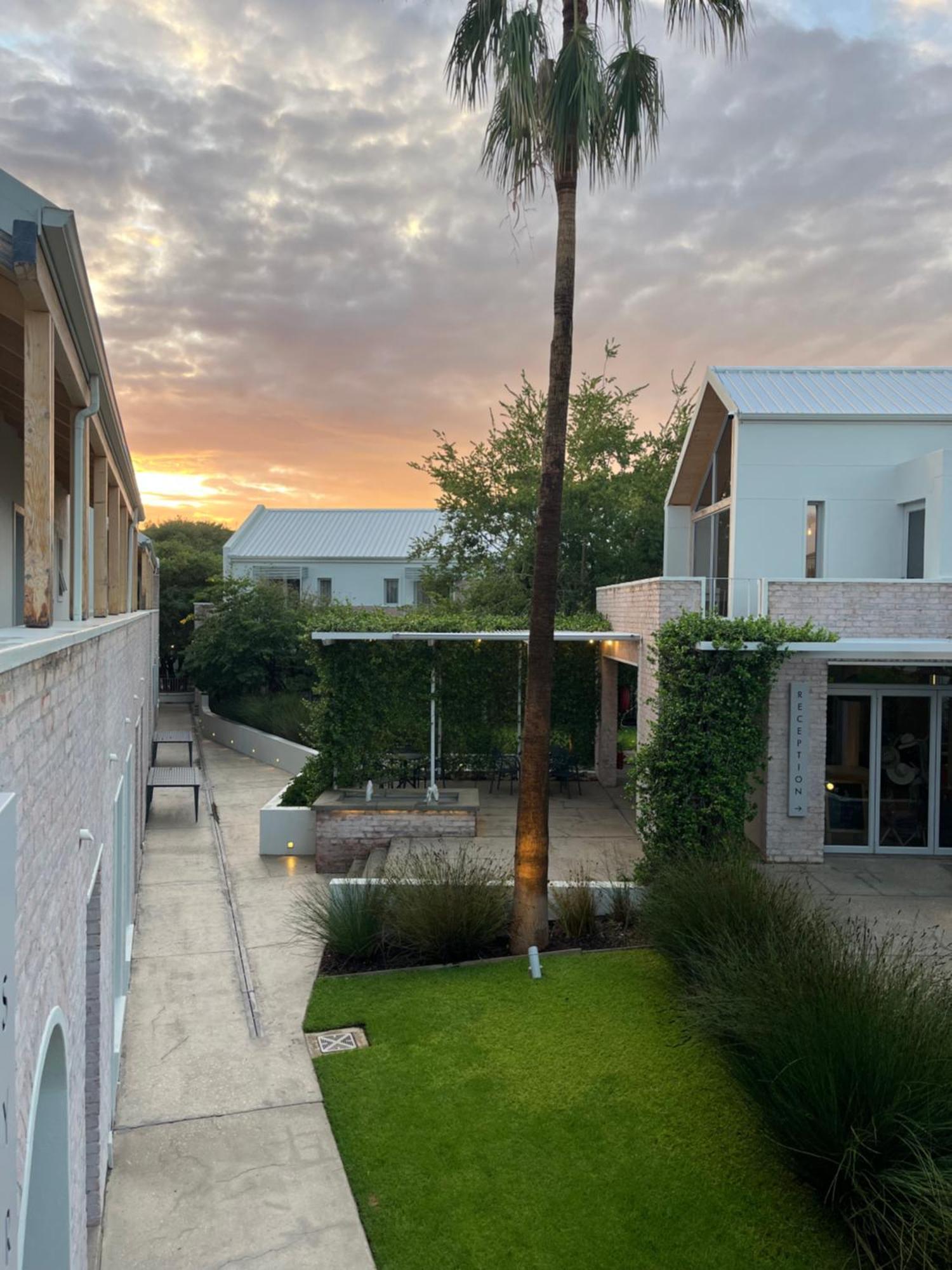 The Windhoek Luxury Suites מראה חיצוני תמונה